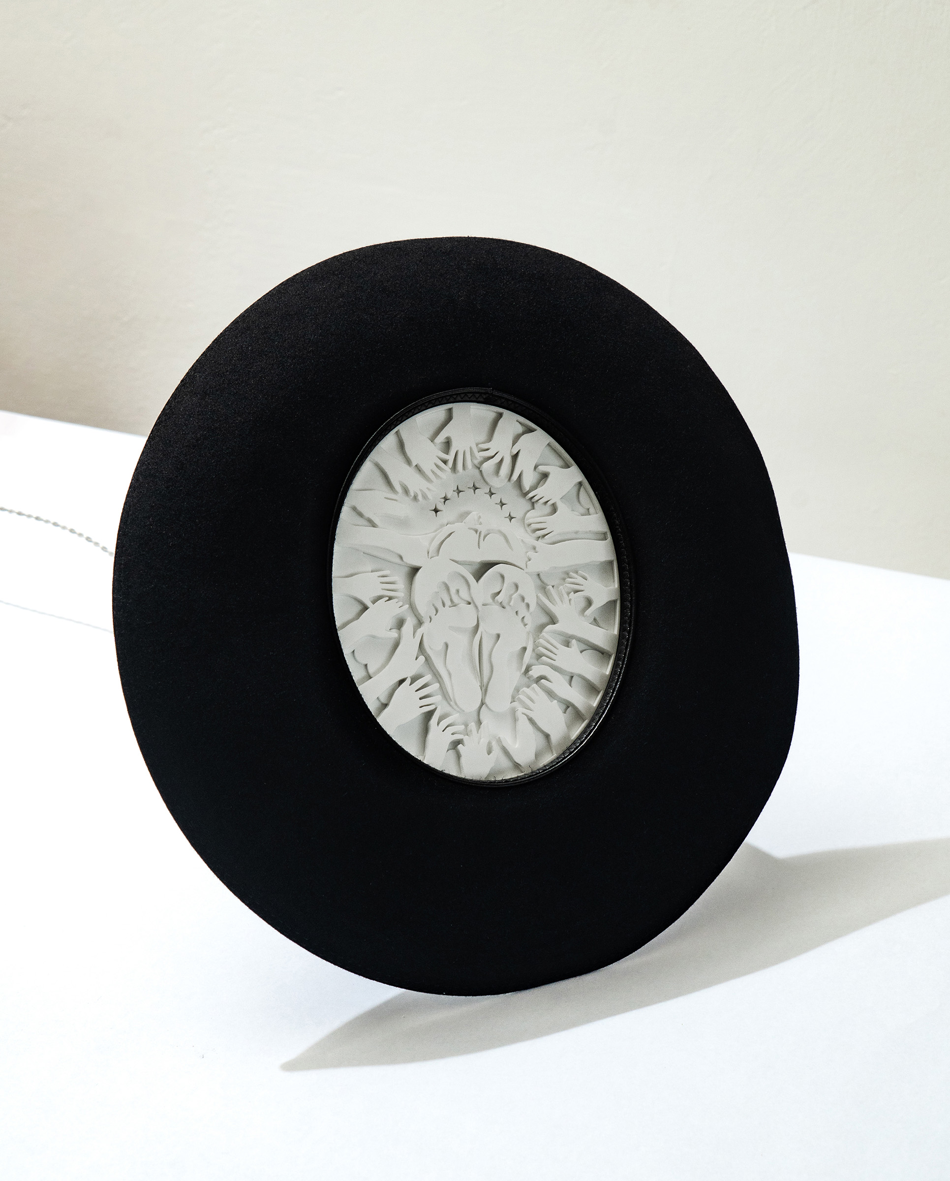 StudioKnob transforms iconic cultural objects into illuminated storyboxes. Using layered Perspex silhouettes and backlit LED lighting, these pieces evoke narratives of memory, tradition, and identity. Created for the BY5 Gallery exhibition in Tel Aviv, curated by Nir Hermat.


-

סטודיו נוב הופך חפצים טעוני תרבות לקופסאות אור המספרות סיפור. באמצעות מגזרות פרספקס בשכבות ותאורת לד אחורית, נוצרות יצירות המשלבות זיכרון, מסורת וזהות. היצירות הוצגו בתערוכה בגלריית BY5 בתל אביב, באוצרות ניר הרמט.