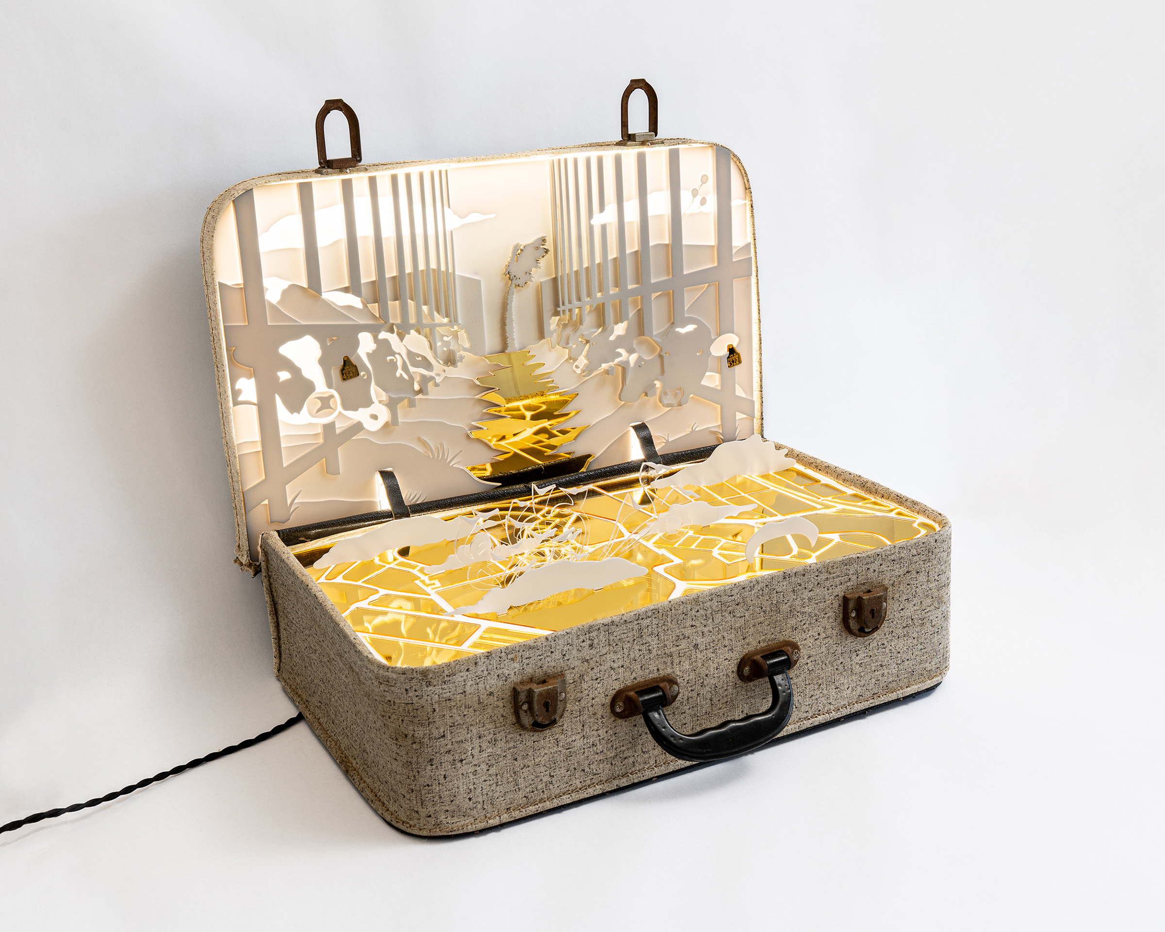 StudioKnob transforms iconic cultural objects into illuminated storyboxes. Using layered Perspex silhouettes and backlit LED lighting, these pieces evoke narratives of memory, tradition, and identity. Created for the BY5 Gallery exhibition in Tel Aviv, curated by Nir Hermat.


-

סטודיו נוב הופך חפצים טעוני תרבות לקופסאות אור המספרות סיפור. באמצעות מגזרות פרספקס בשכבות ותאורת לד אחורית, נוצרות יצירות המשלבות זיכרון, מסורת וזהות. היצירות הוצגו בתערוכה בגלריית BY5 בתל אביב, באוצרות ניר הרמט.
